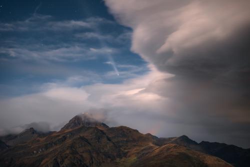 Le-Pic-la-comète-et-larc-en-ciel-lunaire