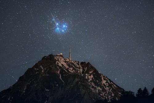Le-Pic-les-Pleiades-et-le-Meteore